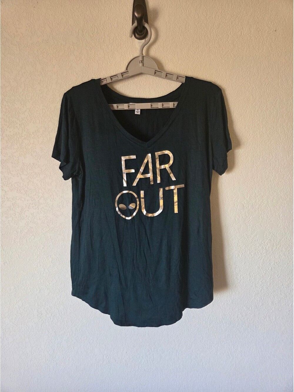 eyeshadow Women's Medium Green 'FAR OUT' Graphic V-Neck T-Shirt